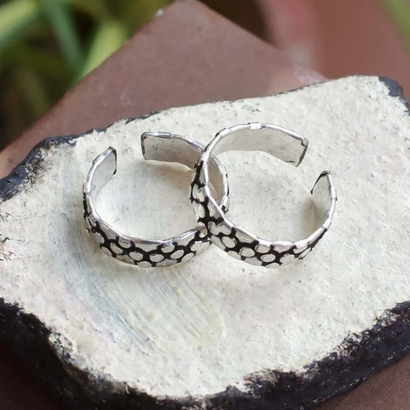 Oxidized German Silver Plated Circle Design Adjustable Imitation Toe Ring - Picture 4 of 5